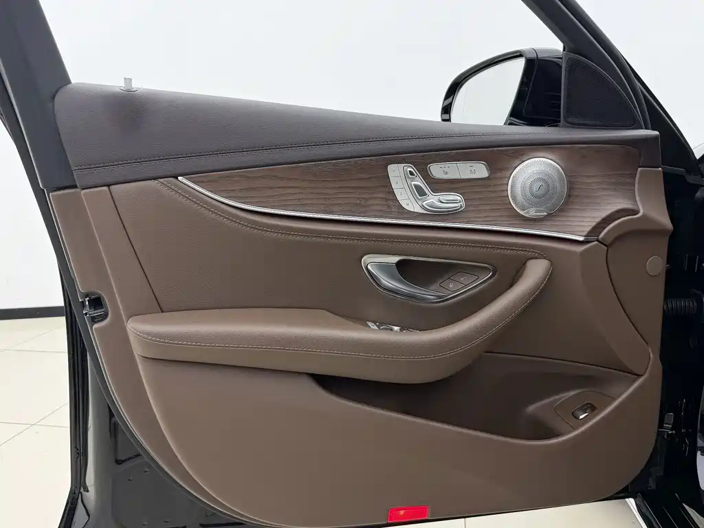Mercedes-Benz E-Class — миниатюра 17