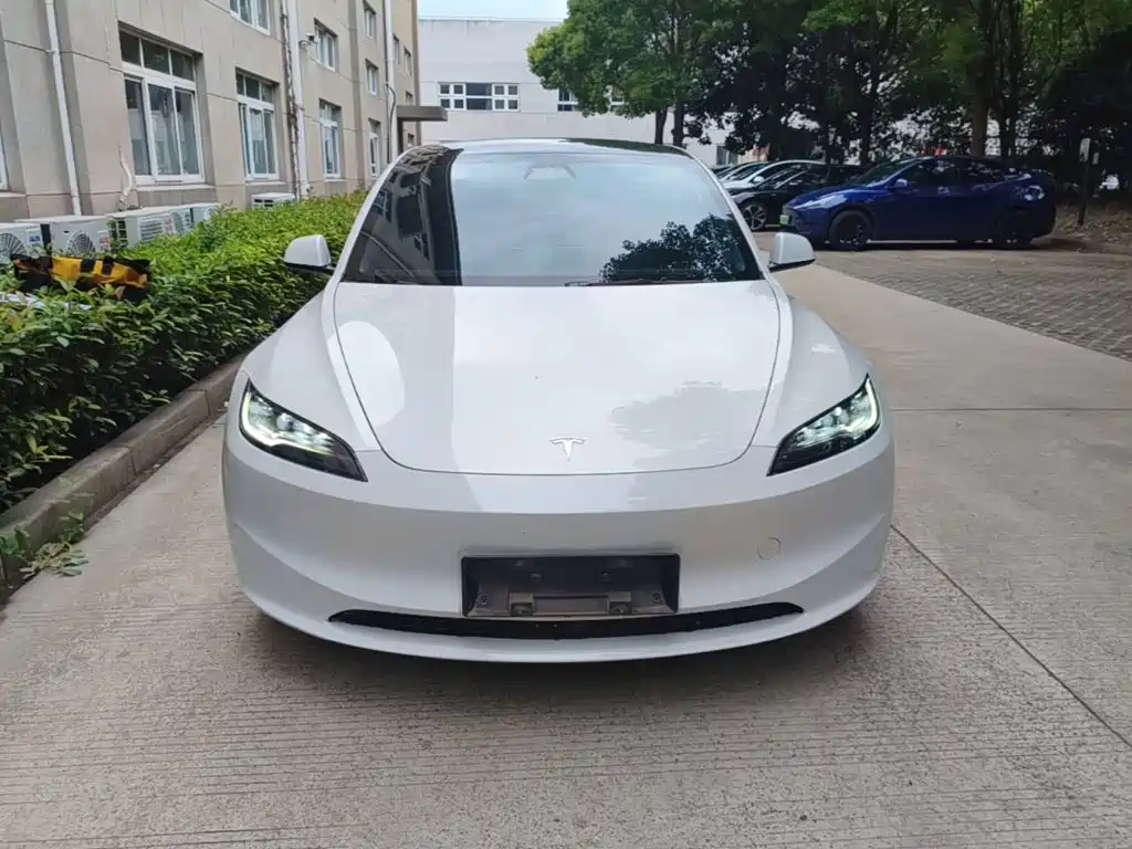 Tesla Model 3 — миниатюра 3