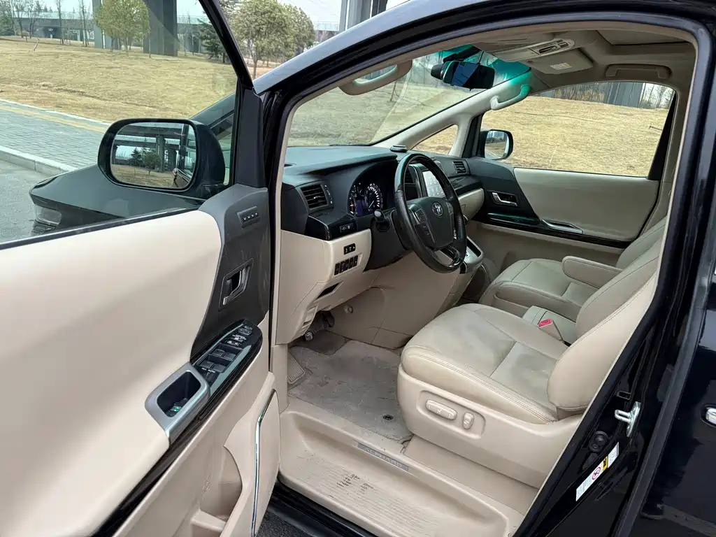 Toyota Alphard — миниатюра 4
