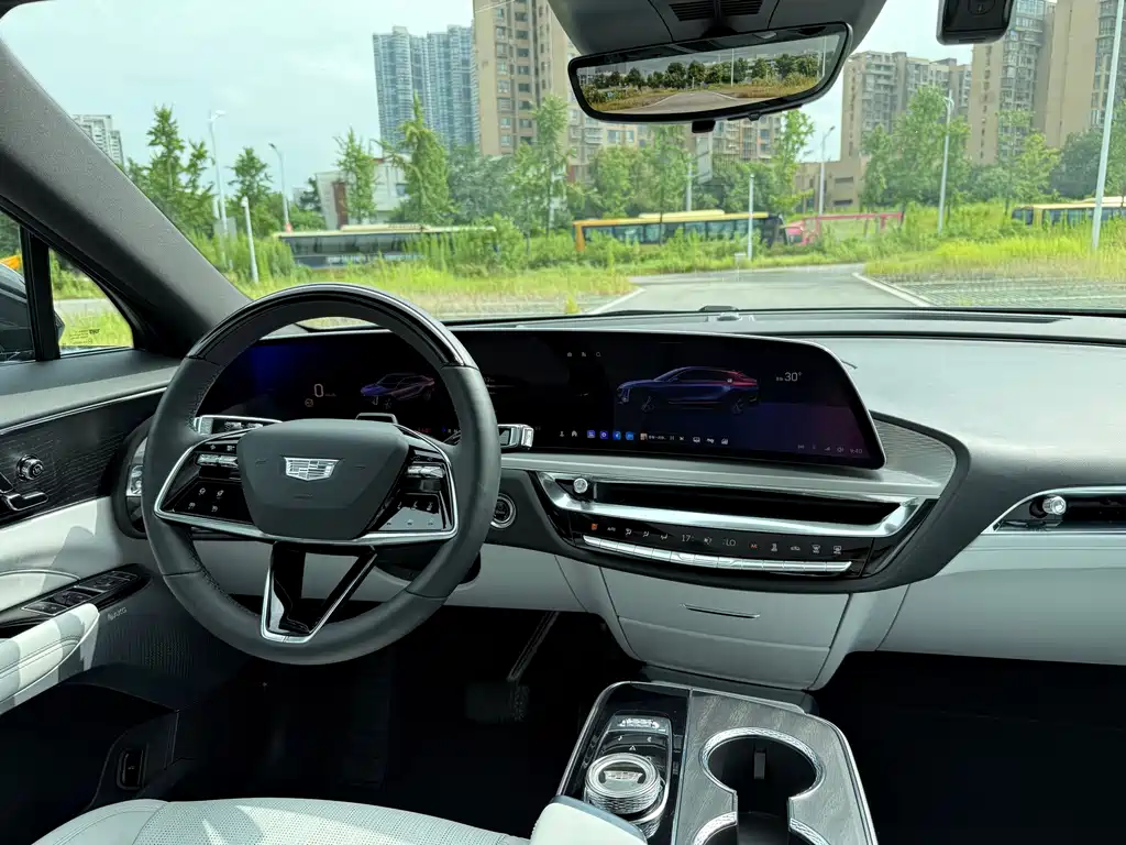 Cadillac Lyriq — миниатюра 5