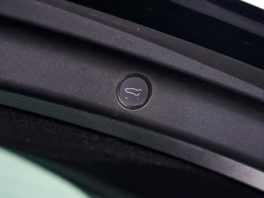 Tesla Model Y — миниатюра 28