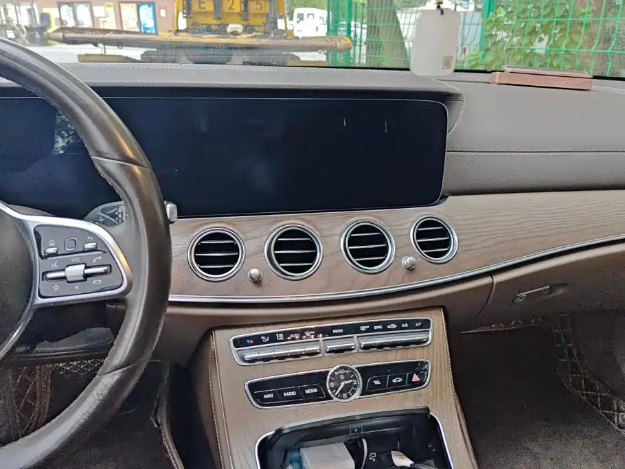 Mercedes-Benz E-Class — миниатюра 13