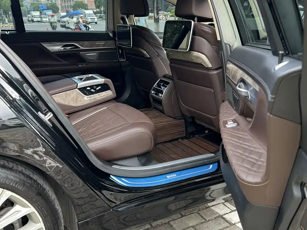 BMW 7 Series — миниатюра 6