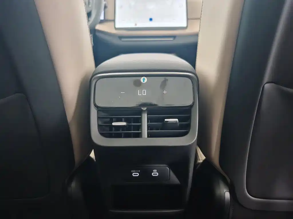 Volvo XC70 PHEV — миниатюра 21