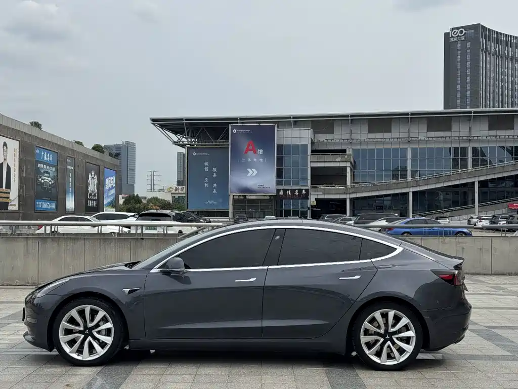 Tesla Model 3 — миниатюра 14