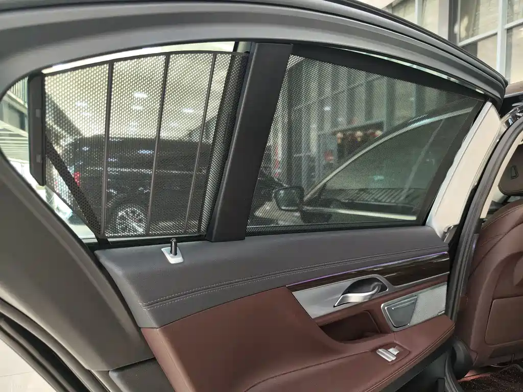 BMW 7 Series — миниатюра 28