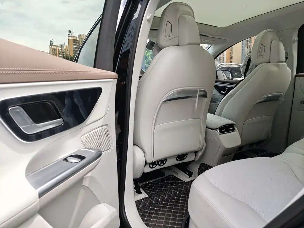 Mercedes-Benz EQE SUV — миниатюра 12