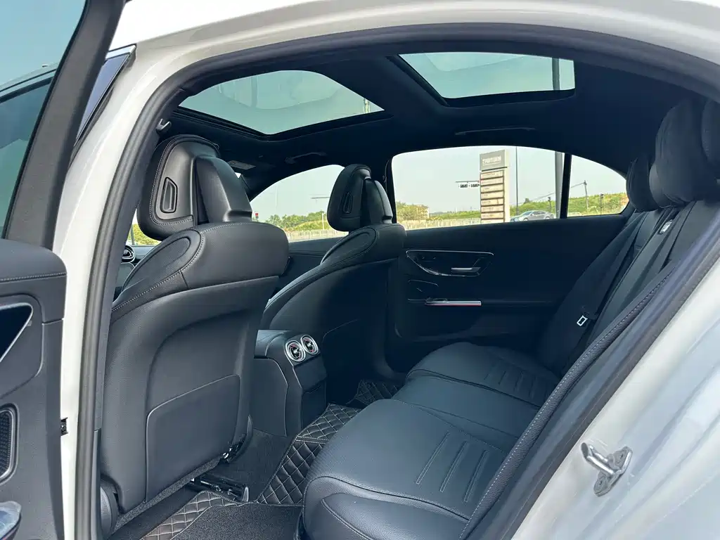 Mercedes-Benz C-Class — миниатюра 3