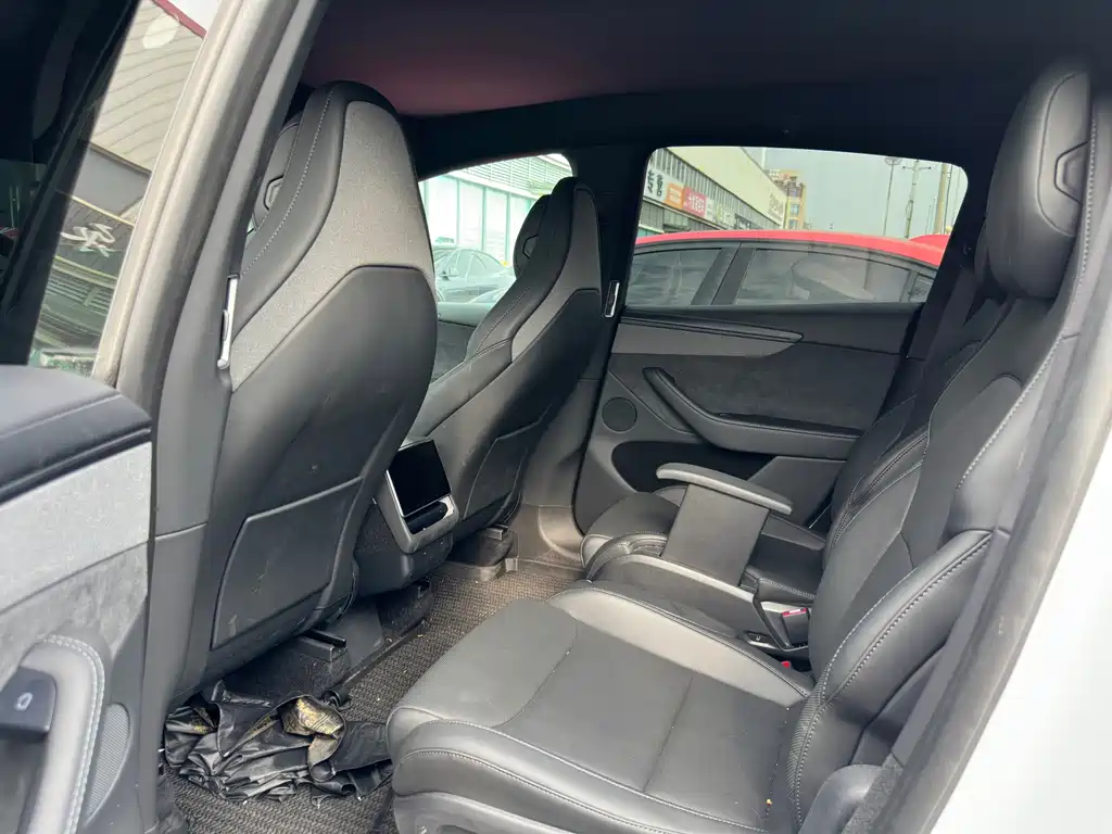 Tesla Model Y L — миниатюра 6