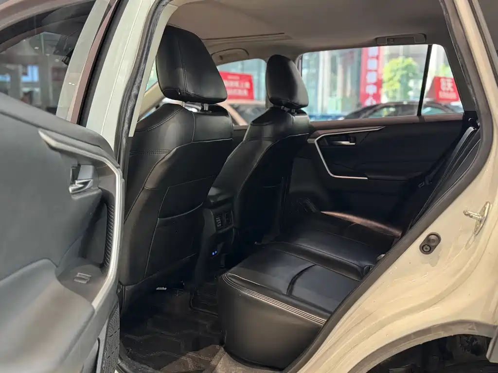 Toyota RAV4 — миниатюра 10