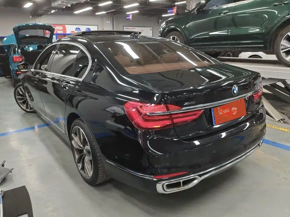 BMW 7 Series — миниатюра 8