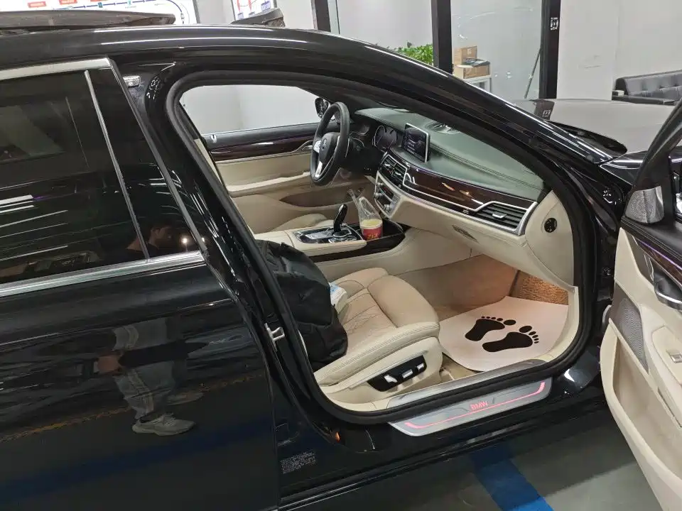 BMW 7 Series — миниатюра 5
