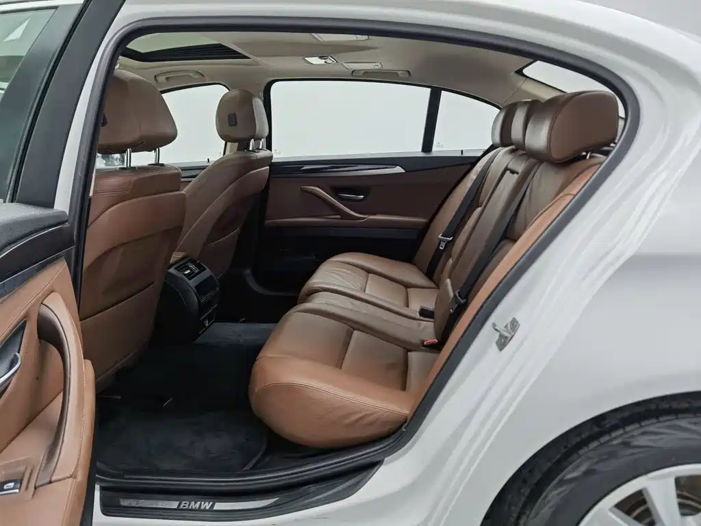 BMW 5 Series — миниатюра 15