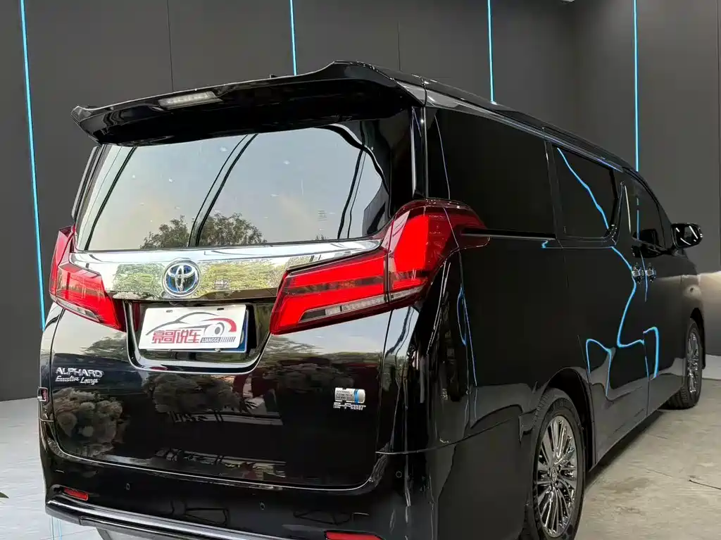 Toyota Alphard — миниатюра 8