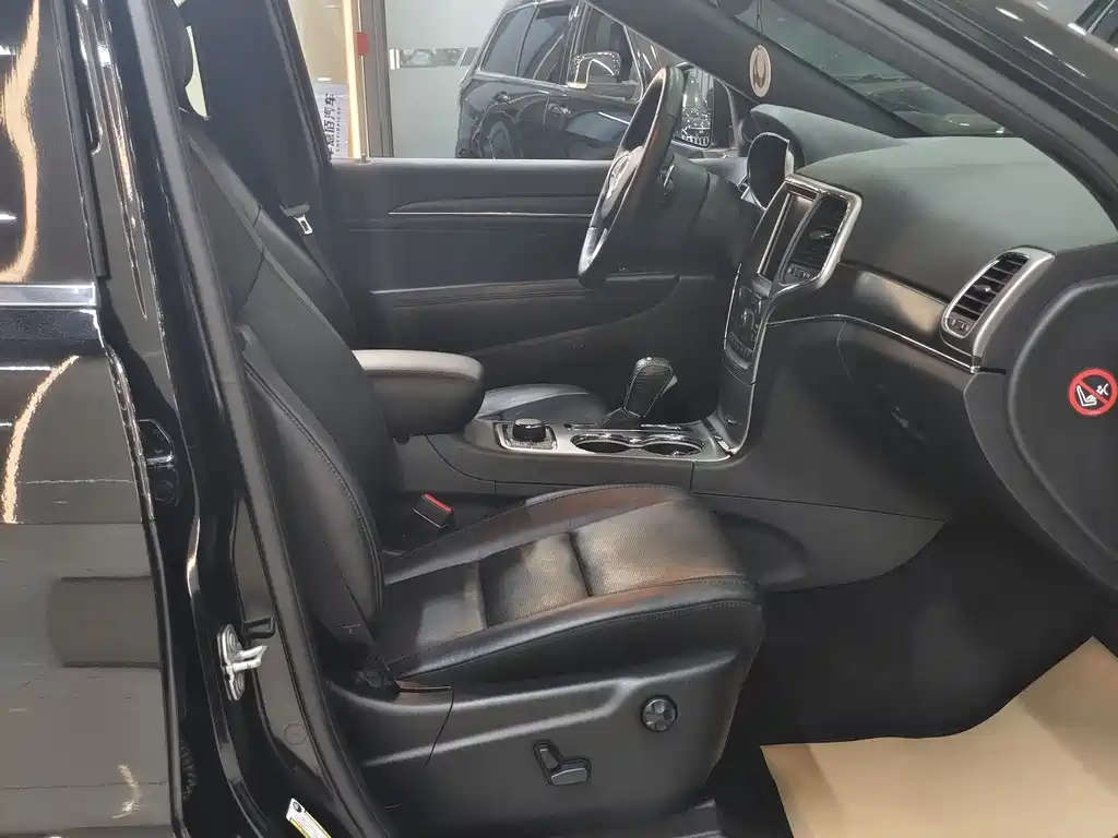 Jeep Grand Cherokee (Import) — миниатюра 12