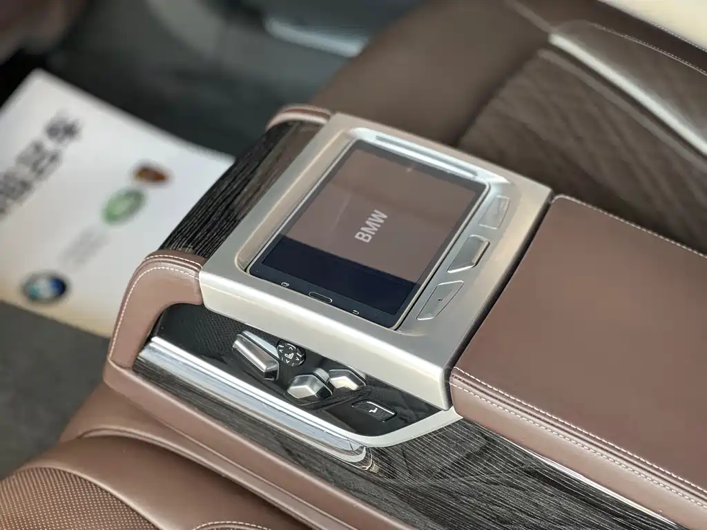 BMW 7 Series — миниатюра 12