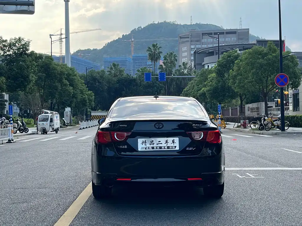 Toyota Reiz — миниатюра 6