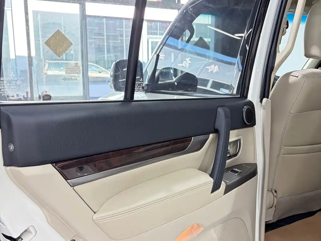 Mitsubishi Pajero (Import) — миниатюра 12