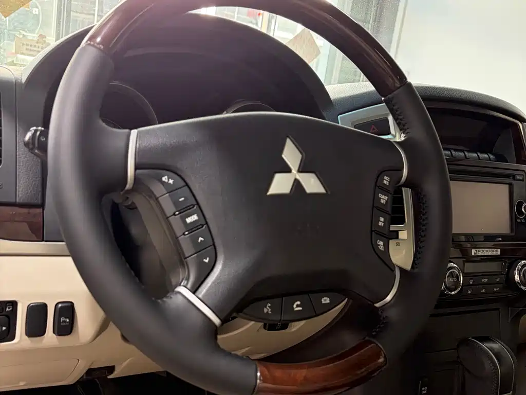 Mitsubishi Pajero (Import) — миниатюра 9