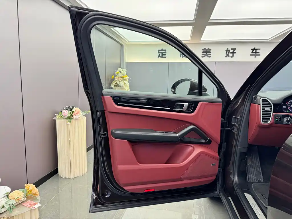 Porsche Cayenne — миниатюра 10