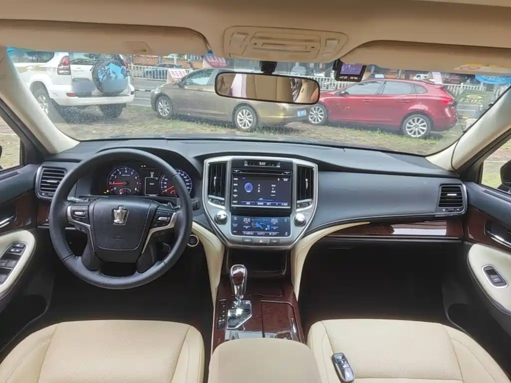 Toyota Crown — миниатюра 10