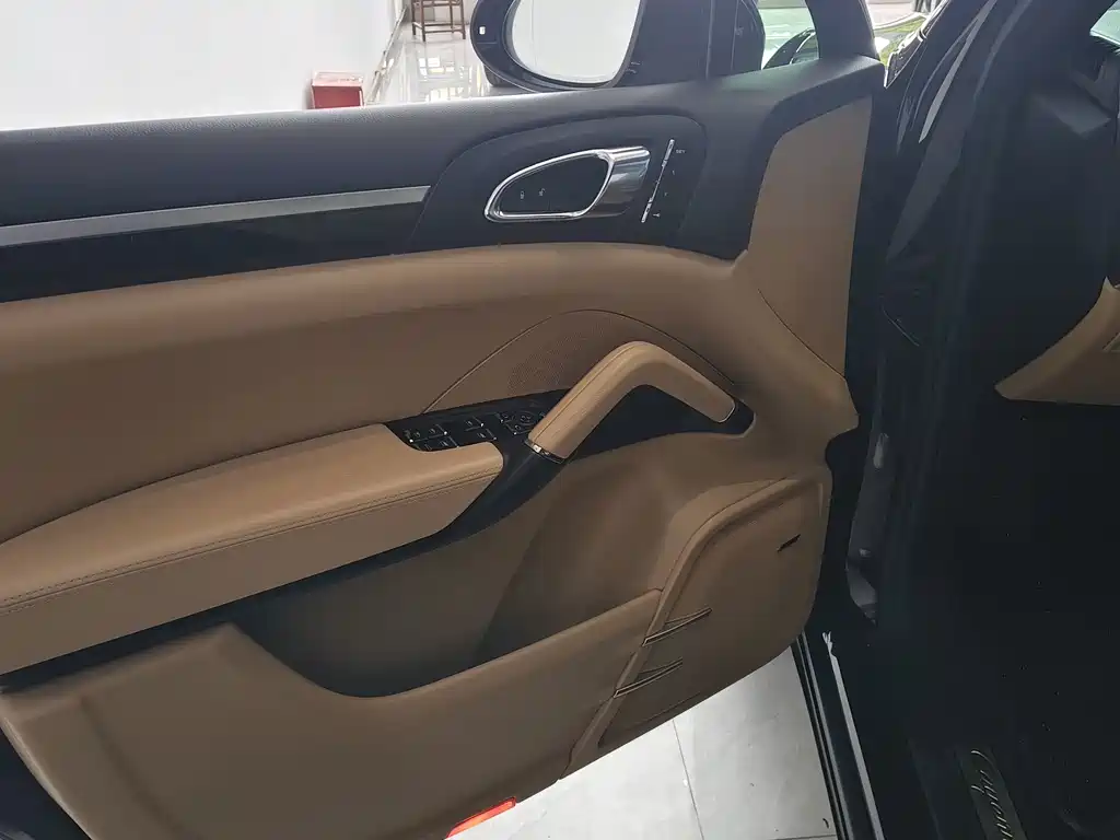 Porsche Cayenne — миниатюра 9