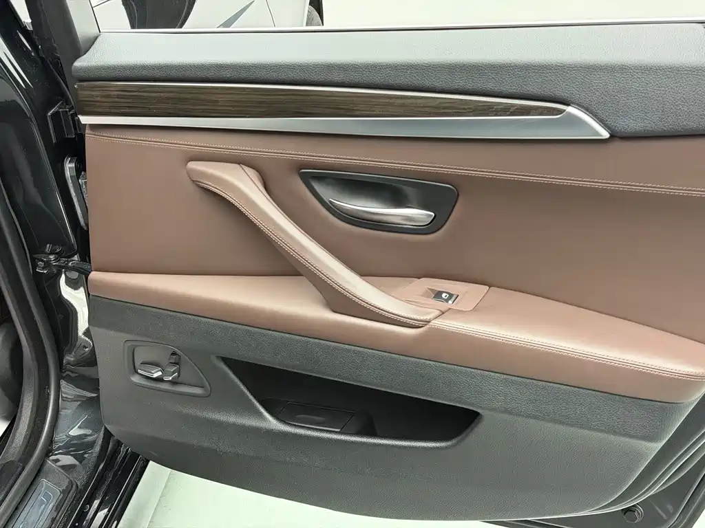 BMW 5 Series — миниатюра 25
