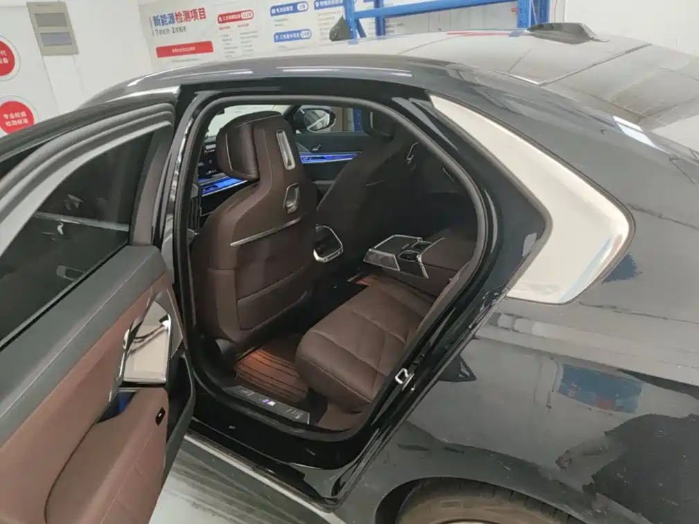 BMW 7 Series — миниатюра 6