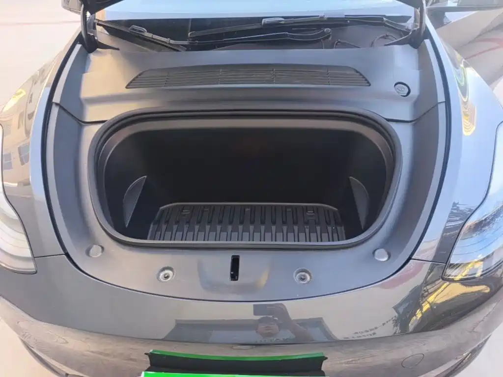 Tesla Model Y — миниатюра 20