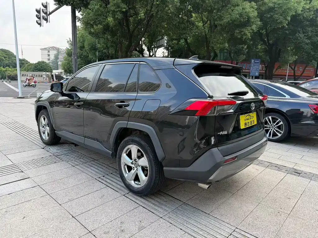 Toyota RAV4 — миниатюра 8