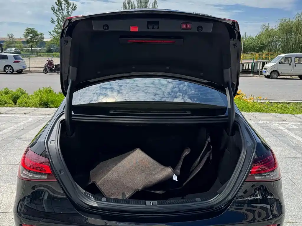 Mercedes-Benz E-Class — миниатюра 14