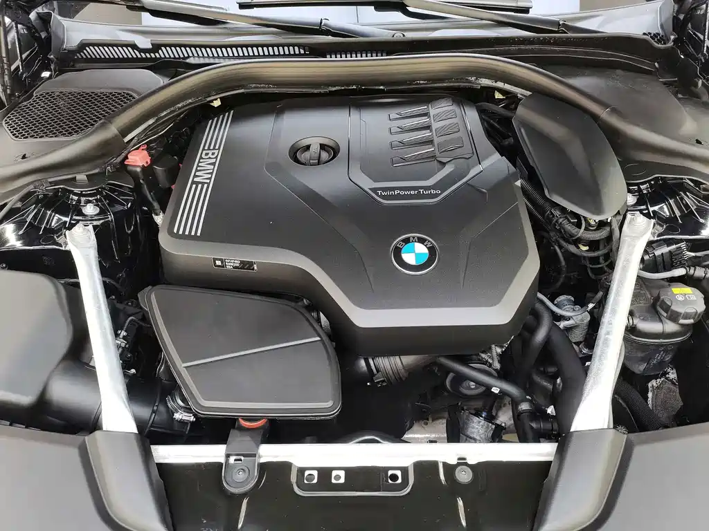 BMW 5 Series — миниатюра 13