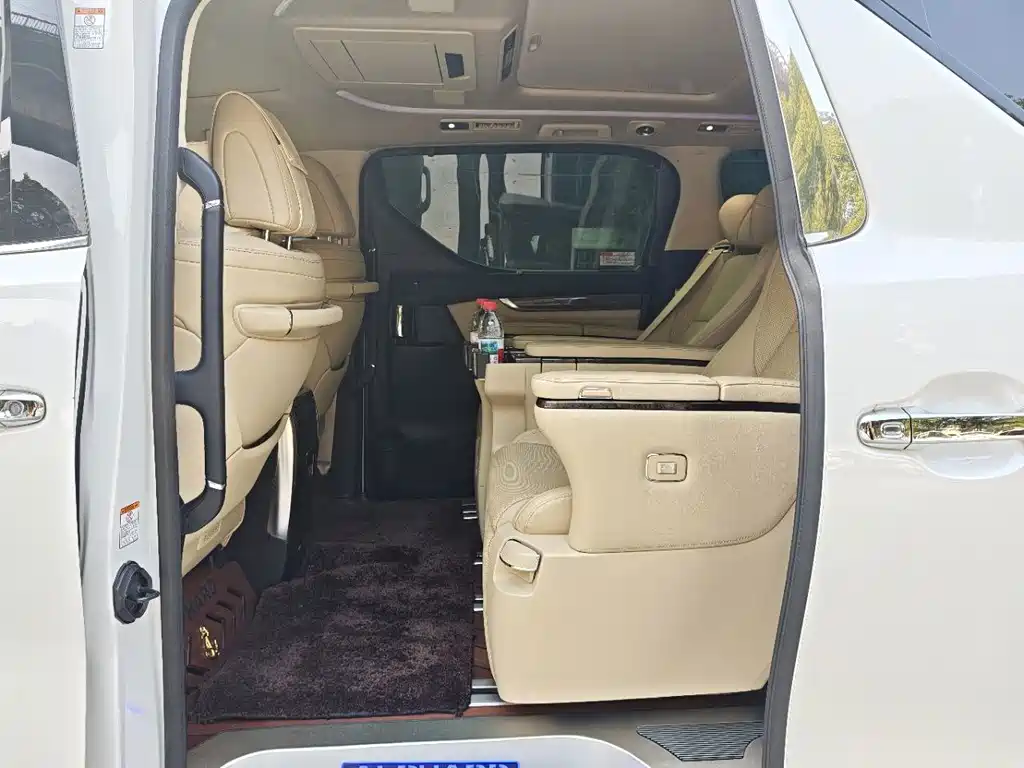 Toyota Alphard — миниатюра 7