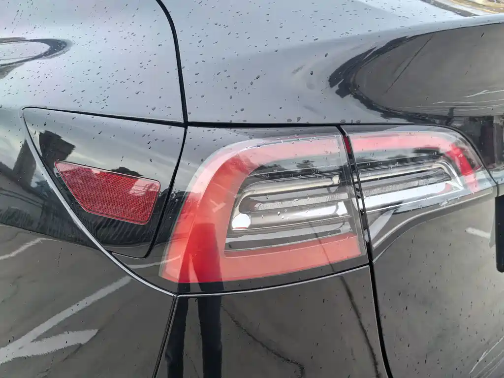 Tesla Model Y — миниатюра 30