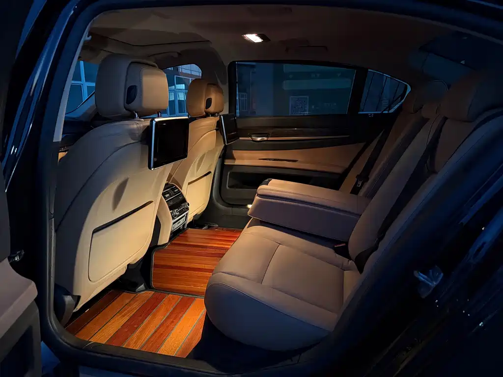 BMW 7 Series — миниатюра 5