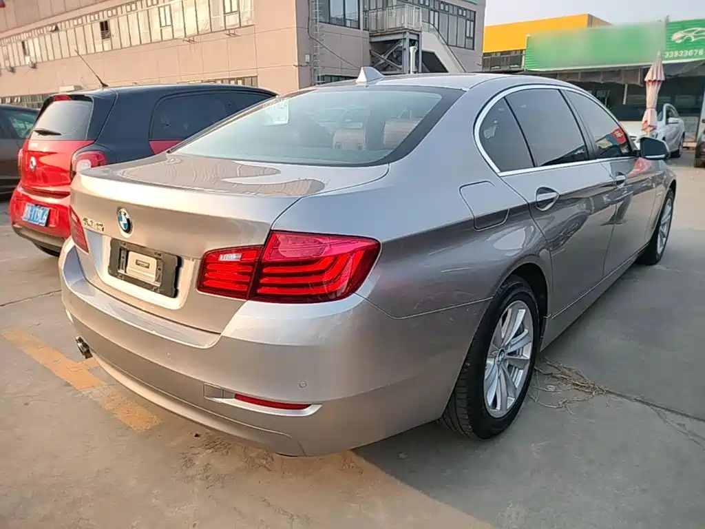 BMW 5 Series — миниатюра 7
