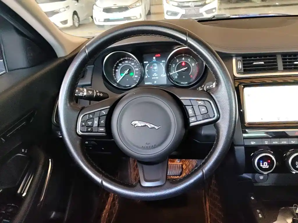 Jaguar E-PACE — миниатюра 11