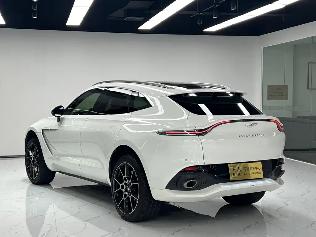 Aston Martin DBX 2021 4.0T V8