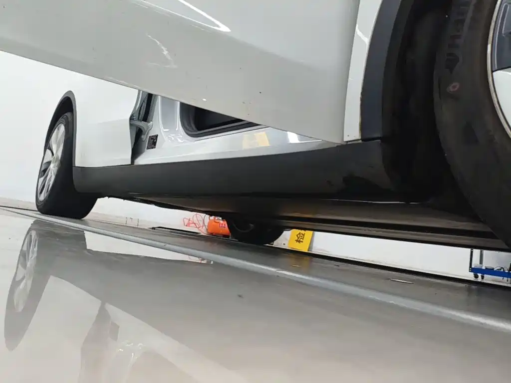 Tesla Model Y — миниатюра 21