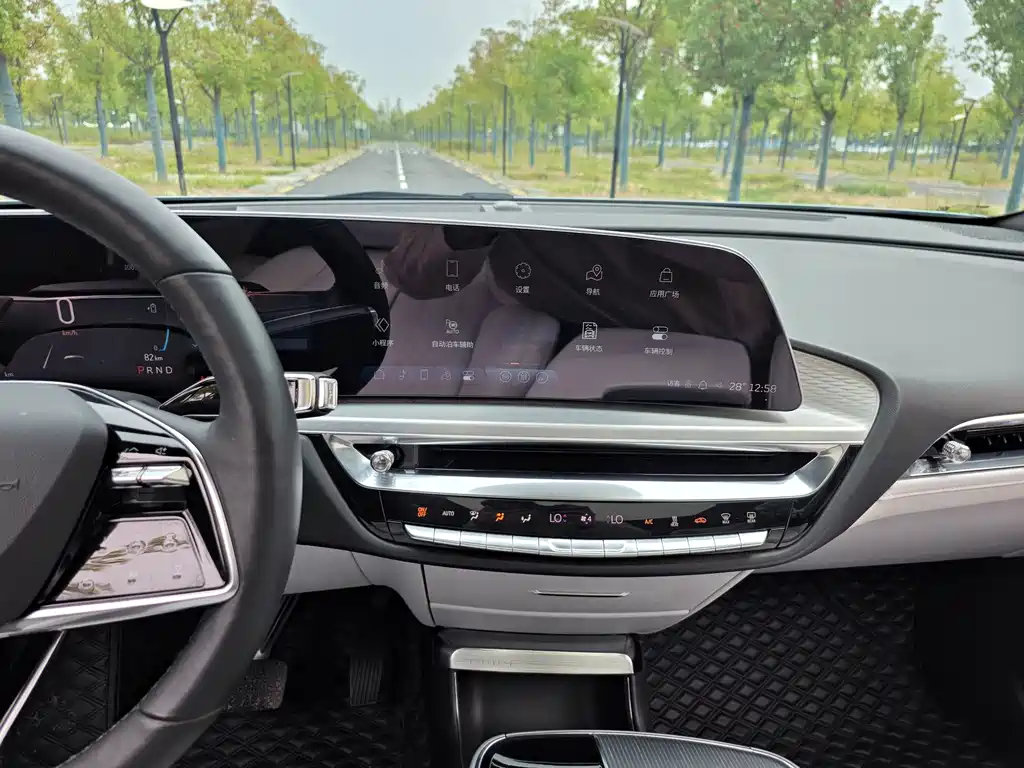 Cadillac Lyriq — миниатюра 17