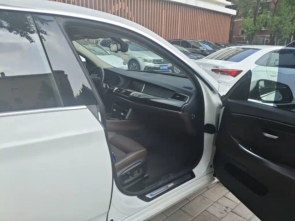 BMW 5 Series GT — миниатюра 18