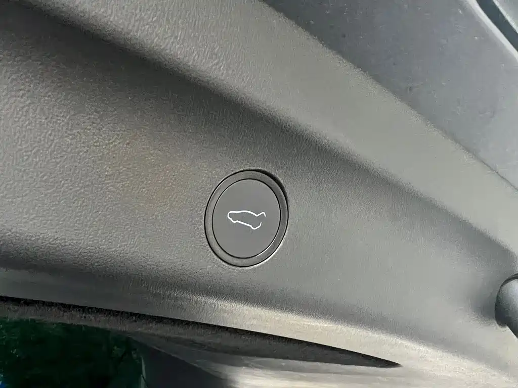 Tesla Model Y — миниатюра 7