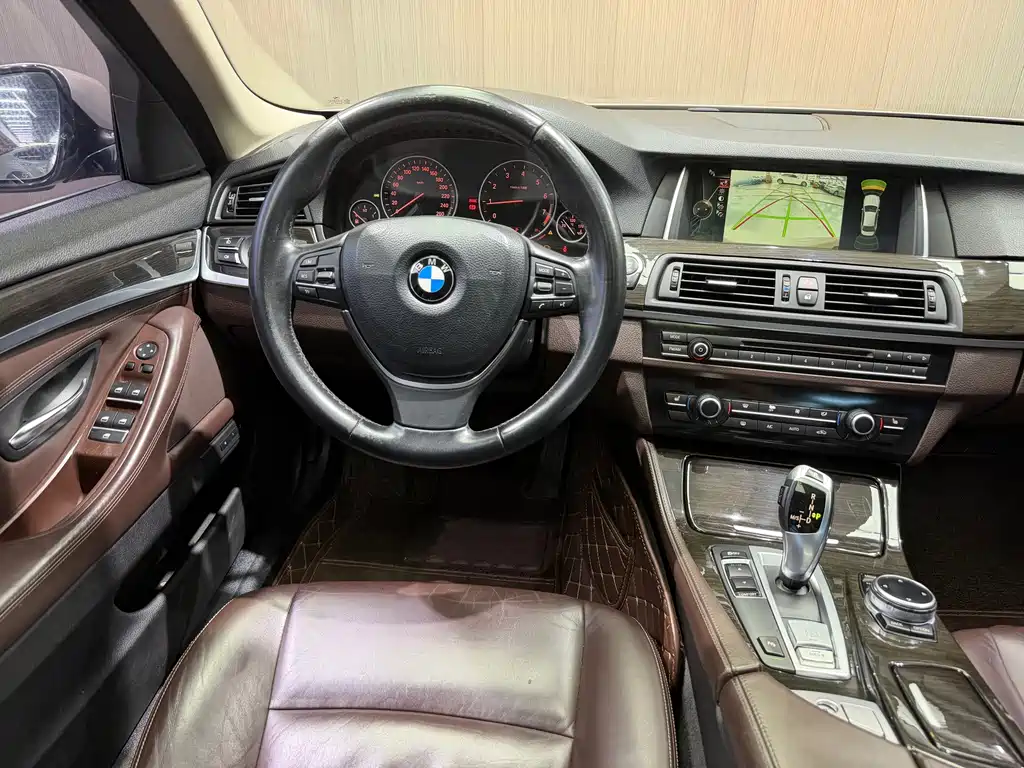 BMW 5 Series — миниатюра 6