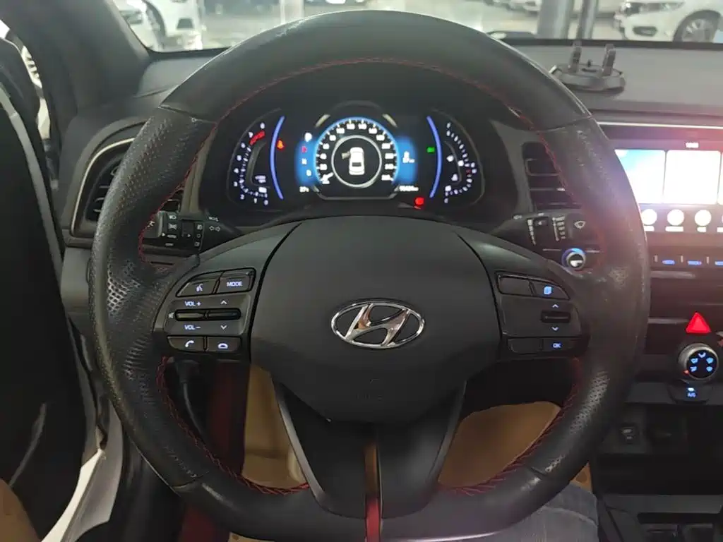 Hyundai Elantra — миниатюра 11
