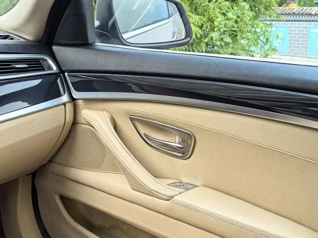 BMW 5 Series — миниатюра 11