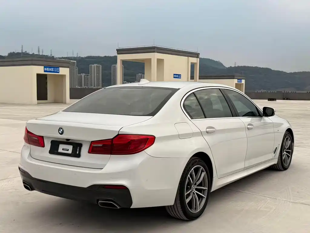 BMW 5 Series — миниатюра 7