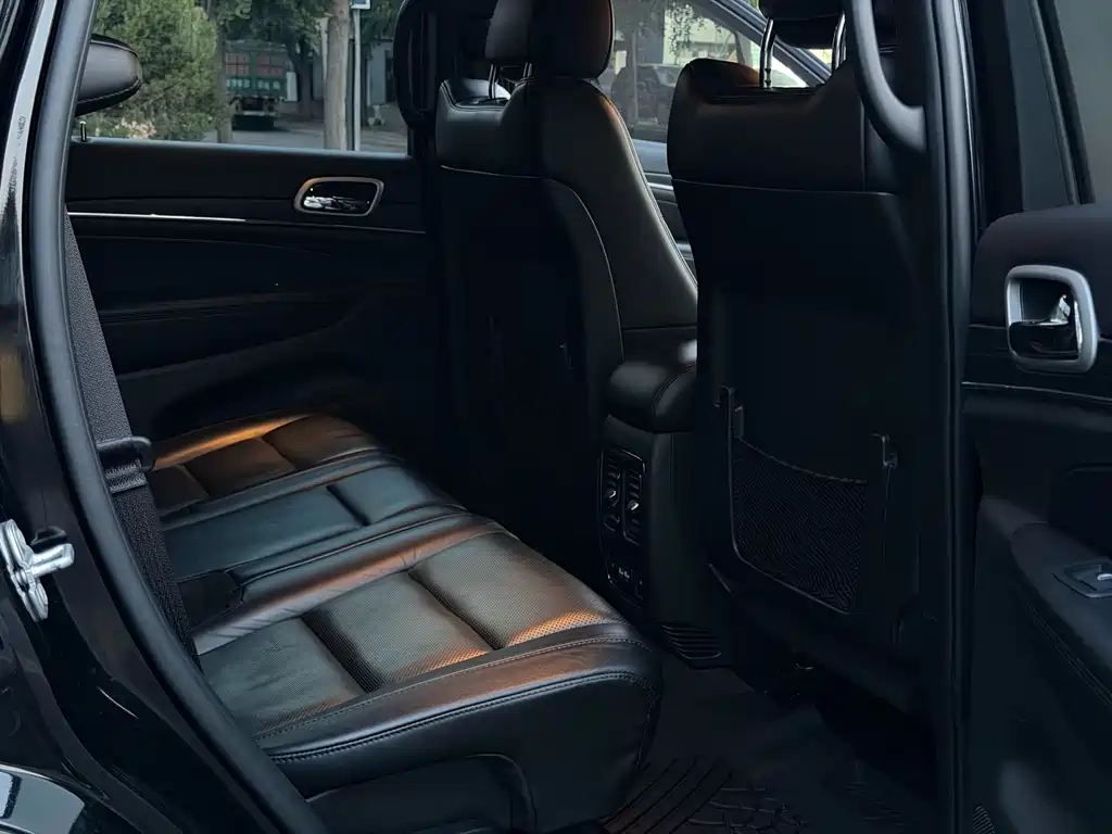 Jeep Grand Cherokee (Import) — миниатюра 12