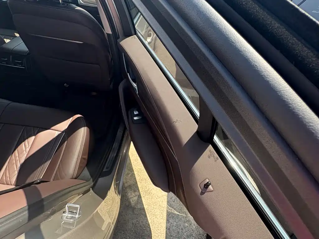 BMW 5 Series New Energy — миниатюра 10