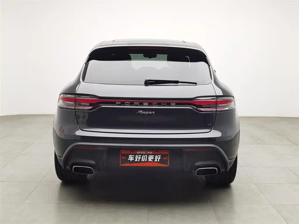 PORSCHE MACAN