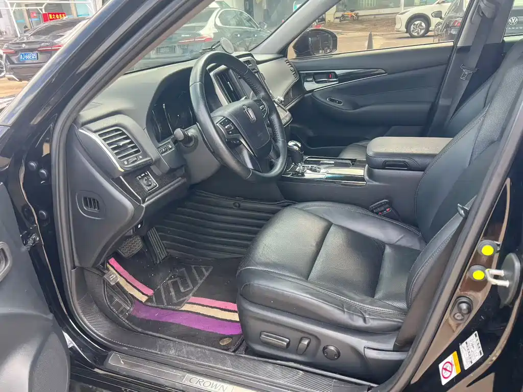 Toyota Crown — миниатюра 4